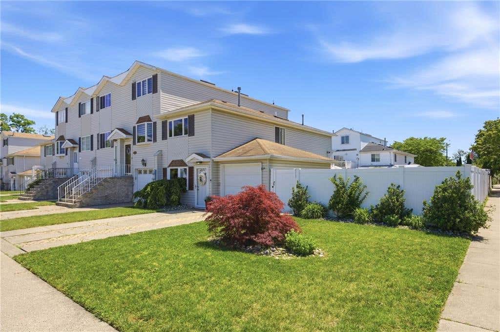 Photo of 522 Medina Street, Staten Island, NY 10306 (MLS # 502196)