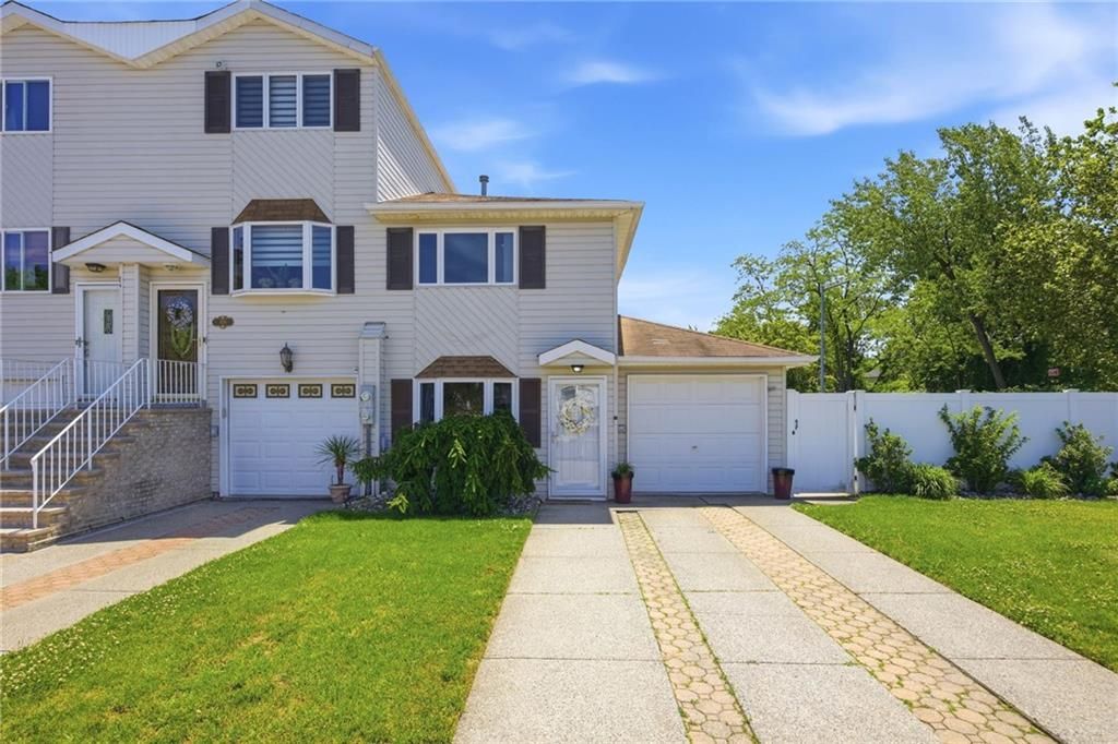 Photo of 522 Medina Street, Staten Island, NY 10306 (MLS # 502196)