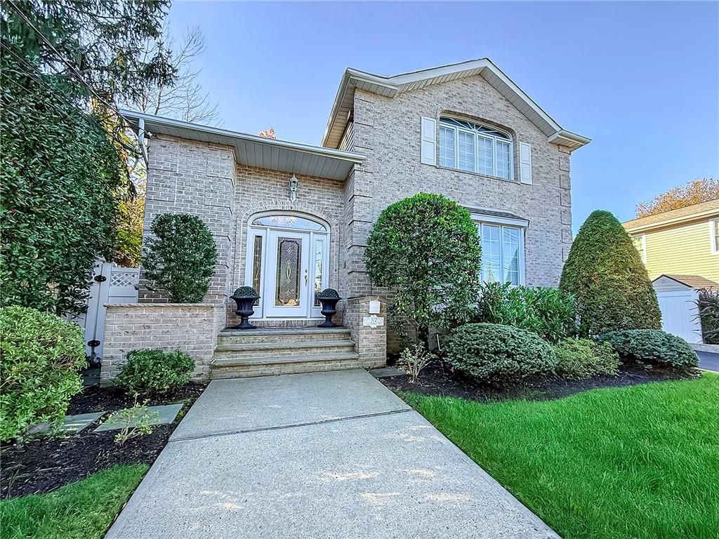 Photo of 312 Barbara Street, Staten Island, NY 10306 (MLS # 497689)