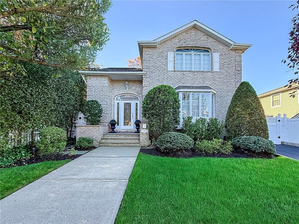 Photo of 312 Barbara Street, Staten Island, NY 10306 (MLS # 497689)