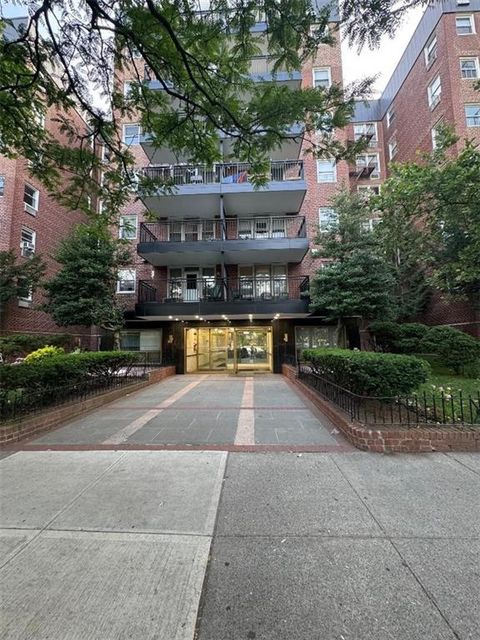 Homes For Sale - 770 Ocean Parkway #5P<br/> Brooklyn, NY 11230
