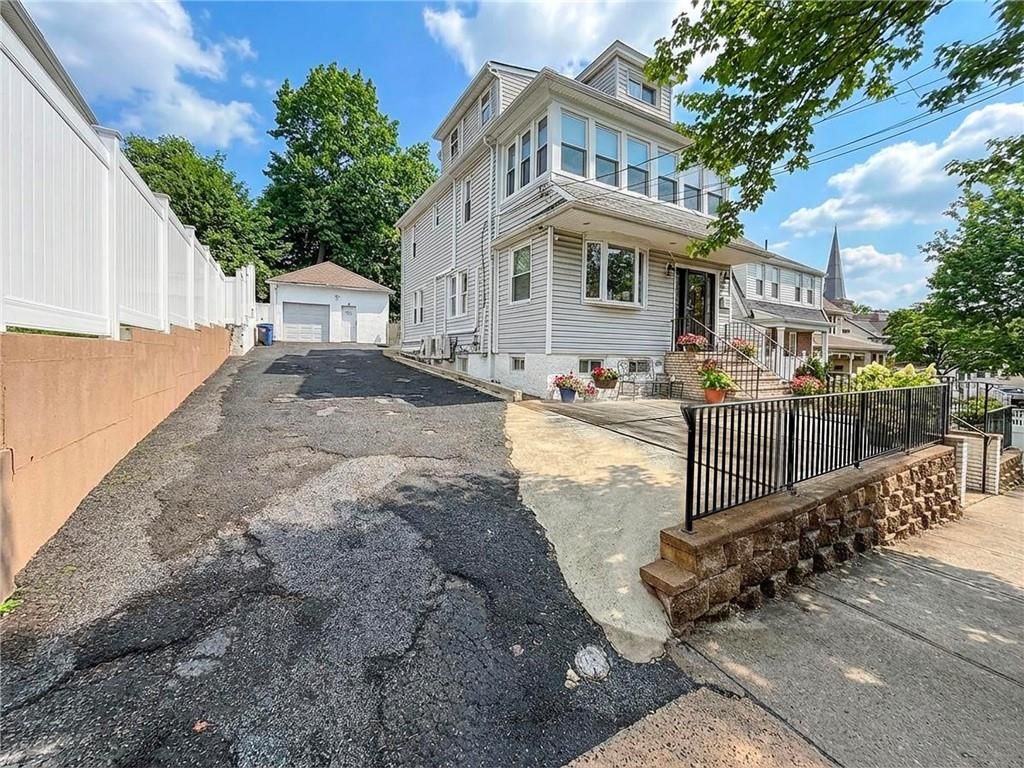 Photo of 33 Hope Avenue, Staten Island, NY 10305 (MLS # 499981)