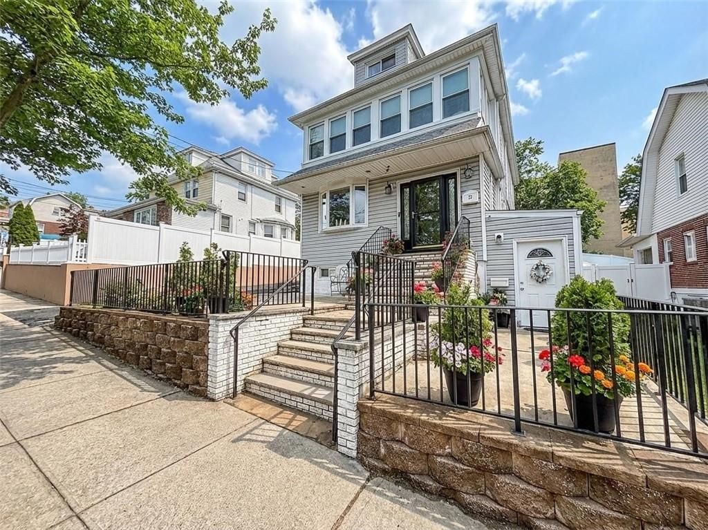 Photo of 33 Hope Avenue, Staten Island, NY 10305 (MLS # 499981)