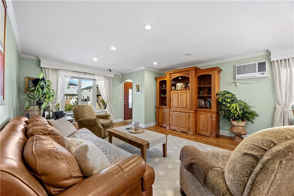 Photo of 508 Naughton Avenue, Staten Island, NY 10305 (MLS # 504125)
