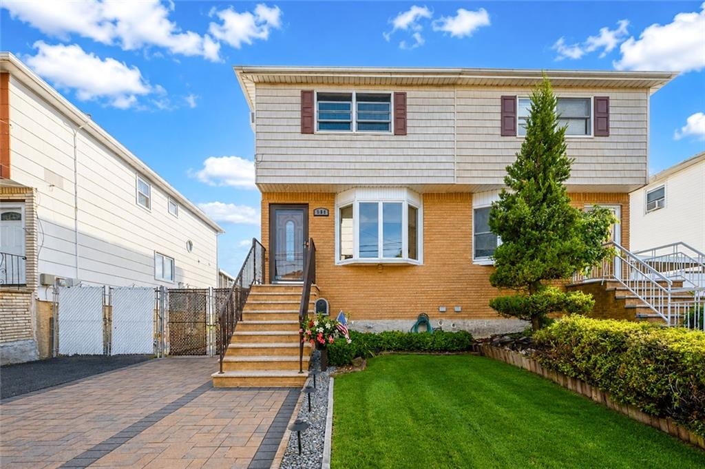 Photo of 508 Naughton Avenue, Staten Island, NY 10305 (MLS # 504125)