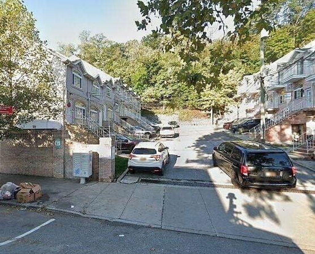 Photo of 28 Maxie Court, Staten Island, NY 10304 (MLS # 487473)
