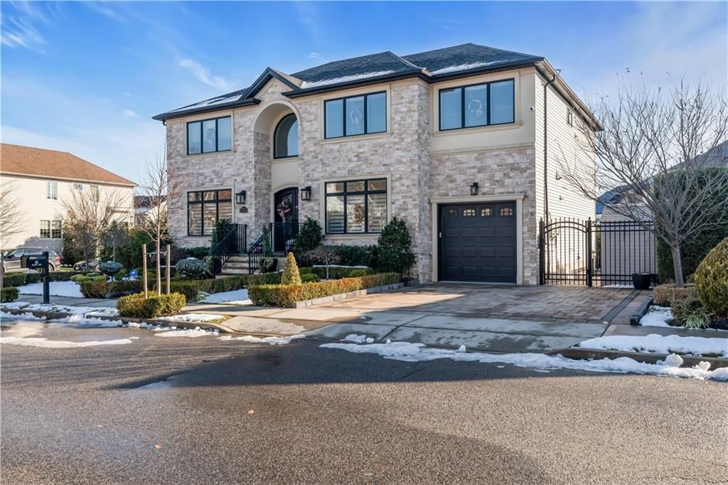 Photo of 40 Dintree Lane, Staten Island, NY 10307 (MLS # 498343)