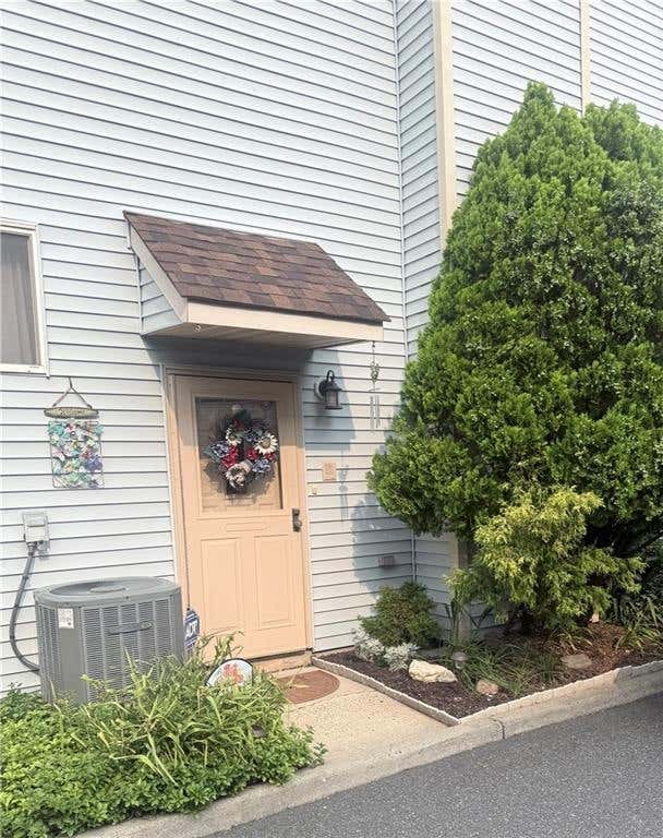 Photo of 15 Phyllis Court, Staten Island, NY 10309 (MLS # 503454)