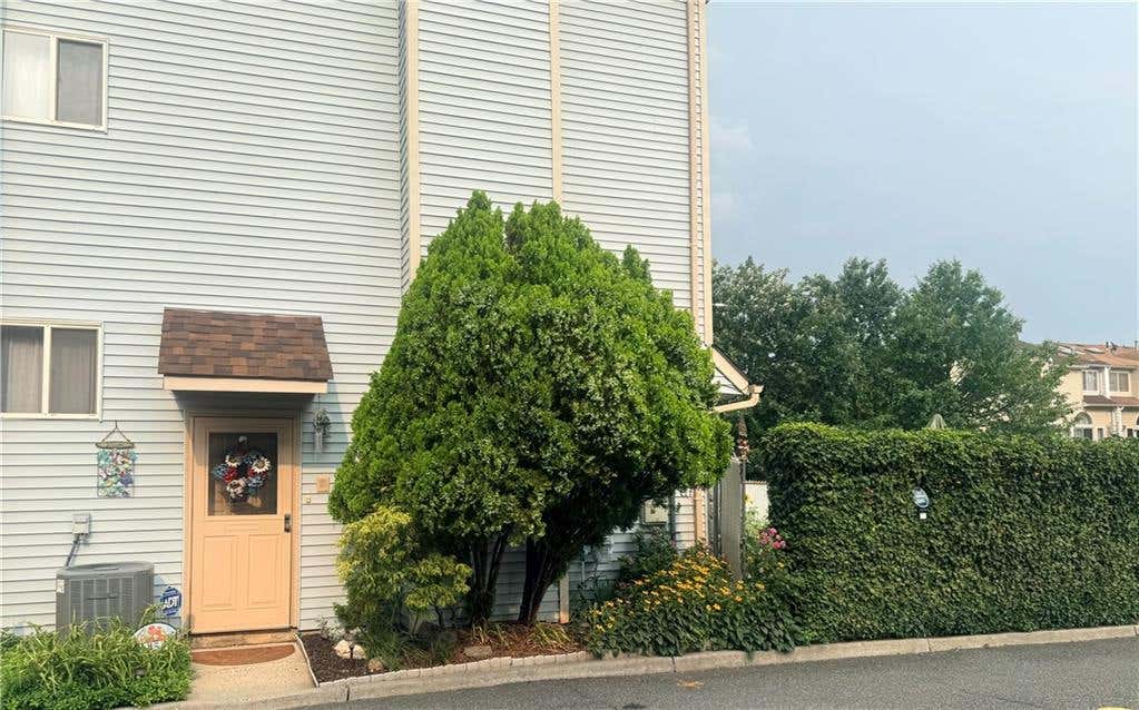 Photo of 15 Phyllis Court, Staten Island, NY 10309 (MLS # 503454)