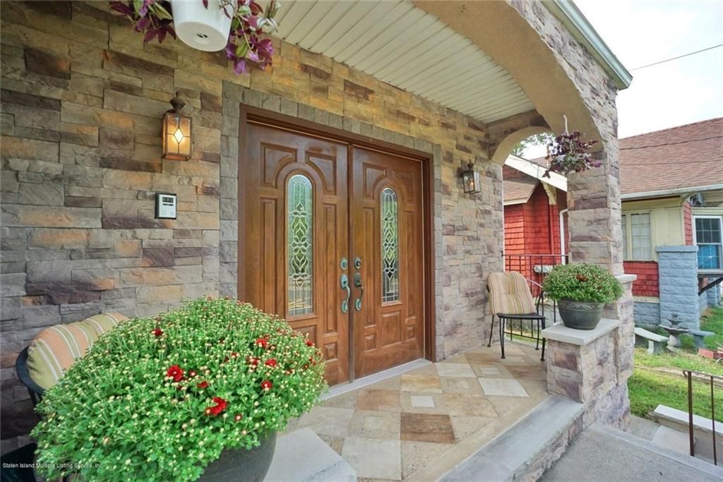 Photo of 386 Page Avenue, Staten Island, NY 10307 (MLS # 498460)