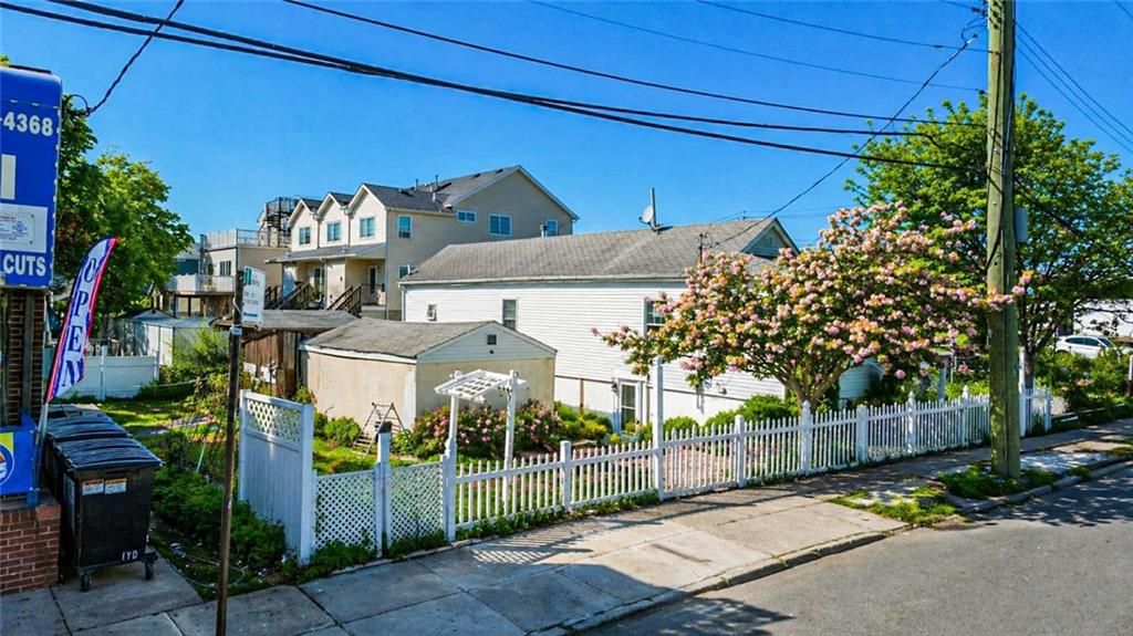 Photo of 637 Oceanside Avenue, Staten Island, NY 10305 (MLS # 501329)