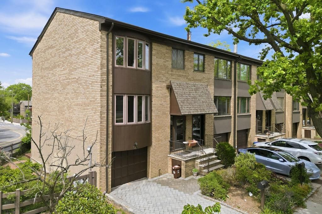 Photo of 342 Hillbrook Drive, Staten Island, NY 10305 (MLS # 501474)