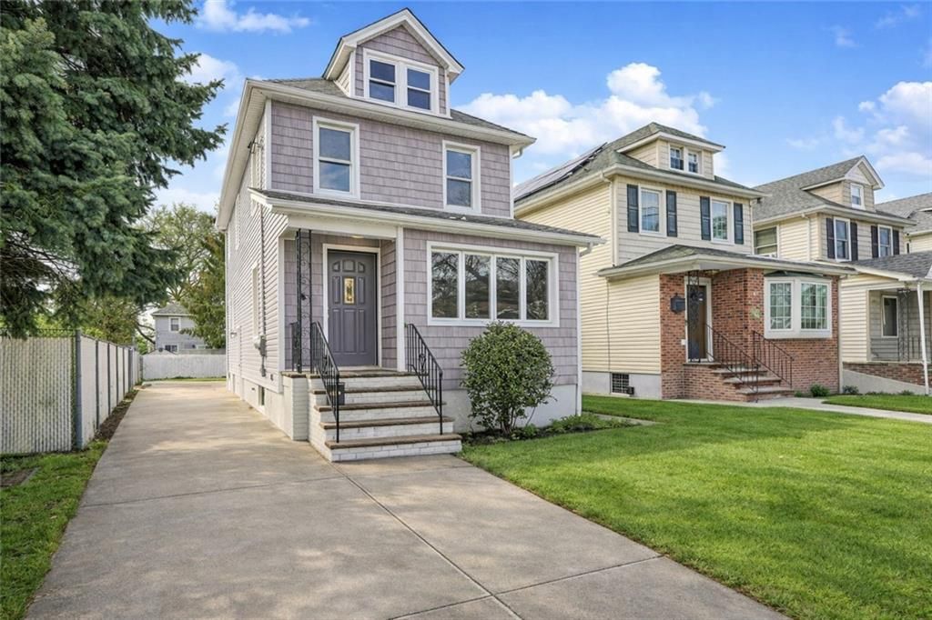 Photo of 332 Willowbrook Road, Staten Island, NY 10314 (MLS # 499380)