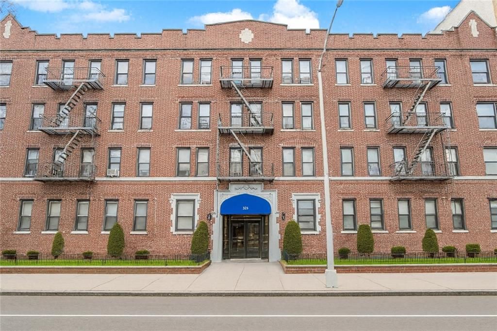 Photo of 325 Marine Avenue #B9, Brooklyn, NY 11209 (MLS # 497854)