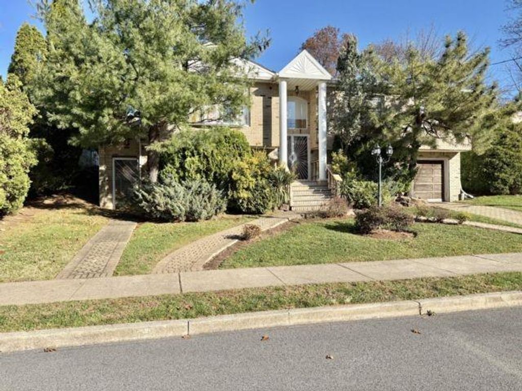 Photo of 19 Woodlawn Avenue, Staten Island, NY 10305 (MLS # 497714)