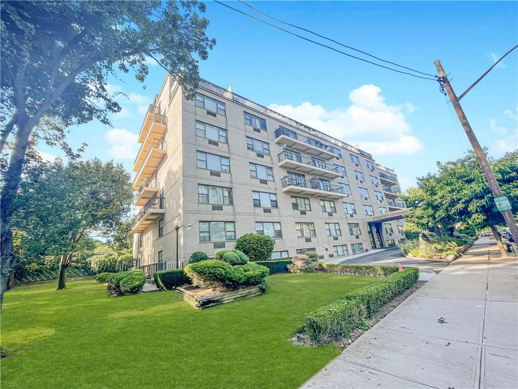 Photo of 175 Zoe Street #5S, Staten Island, NY 10305 (MLS # 499941)