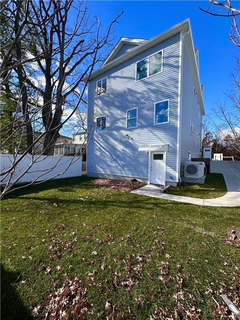 Photo of 556 Drumgoole Road, Staten Island, NY 10312 (MLS # 499176)