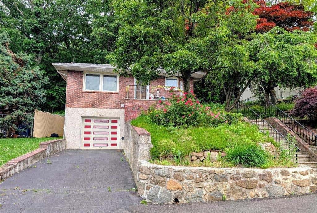 Photo of 80 Cedar Terrace, Staten Island, NY 10304 (MLS # 500496)