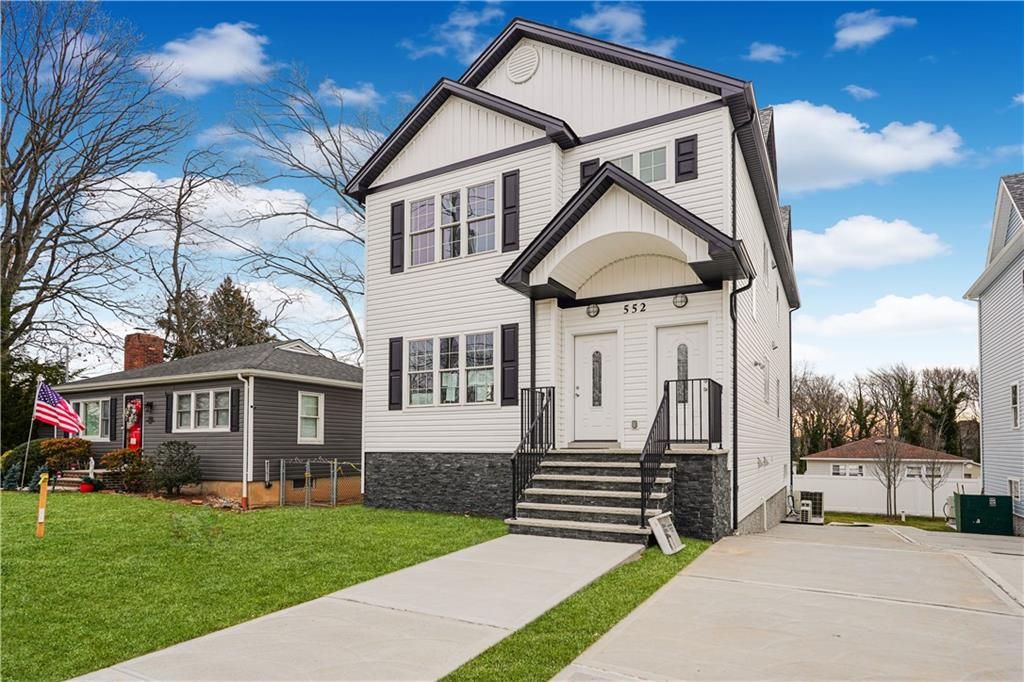 Photo of 552 Drumgoole Road, Staten Island, NY 10312 (MLS # 499174)