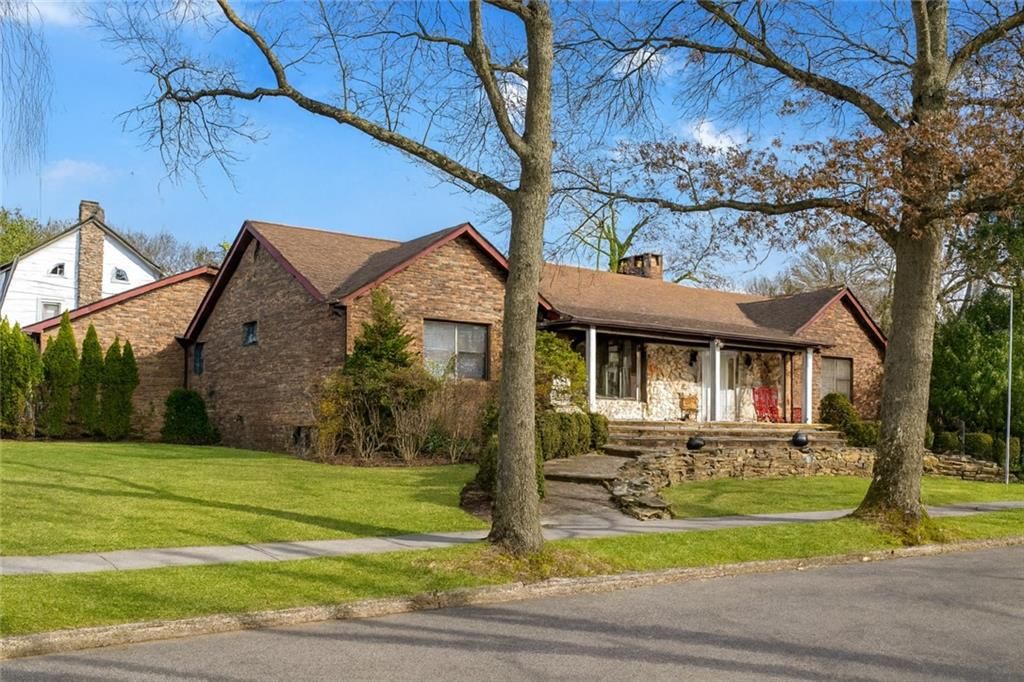 Photo of 77 Irvington Street, Staten Island, NY 10312 (MLS # 500157)