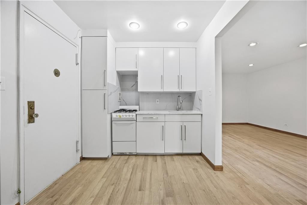 Photo of 3101 Ocean Parkway #4K, Brooklyn, NY 11235 (MLS # 500472)
