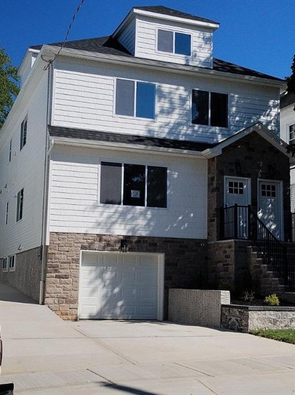 Photo of 335 Oakland Avenue, Staten Island, NY 10310 (MLS # 496487)