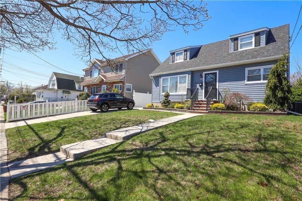 Photo of 4325 Hylan Boulevard, Staten Island, NY 10312 (MLS # 498134)