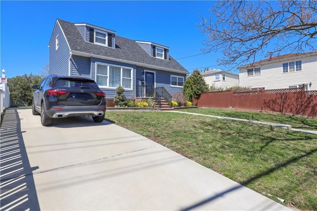 Photo of 4325 Hylan Boulevard, Staten Island, NY 10312 (MLS # 498134)