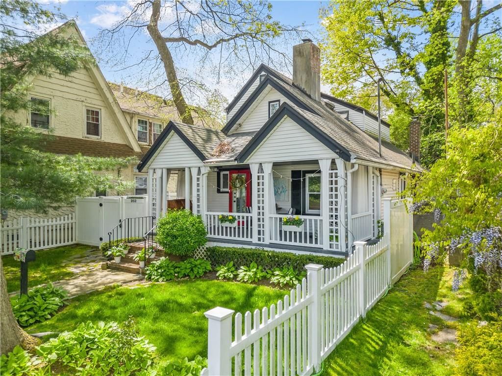 Photo of 262 Lindenwood Road, Staten Island, NY 10308 (MLS # 500459)