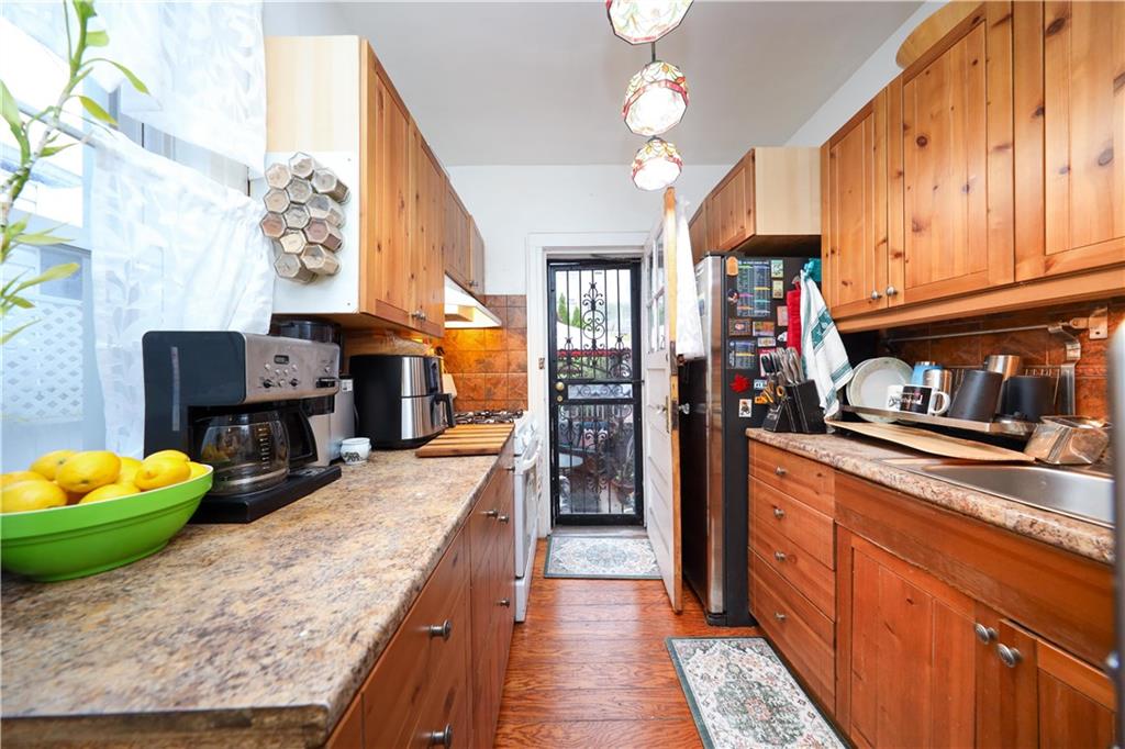 32 Gatling Place, Brooklyn, New York image 14