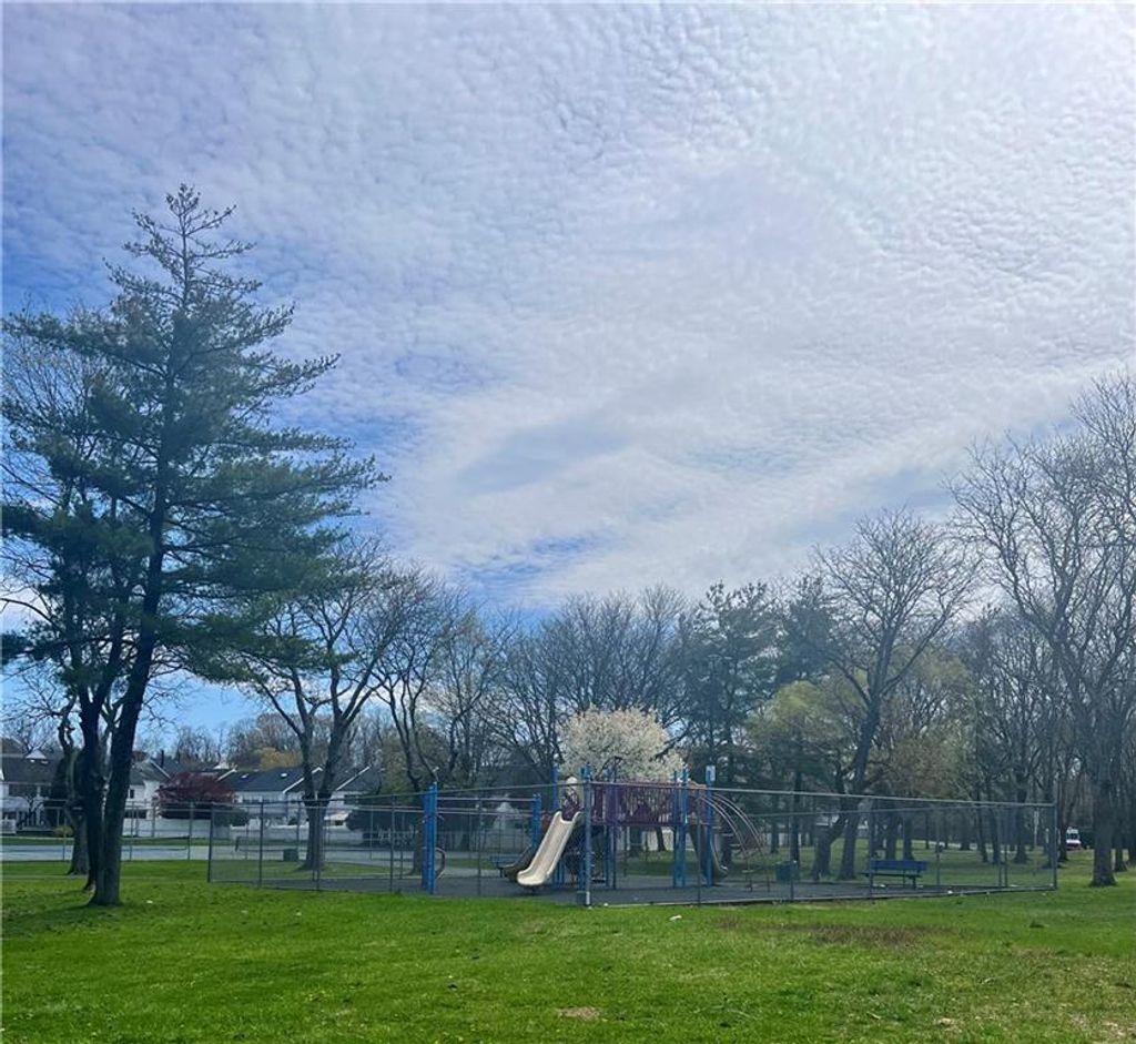 Photo of 226 Dover Green Grn, Staten Island, NY 10312 (MLS # 500379)