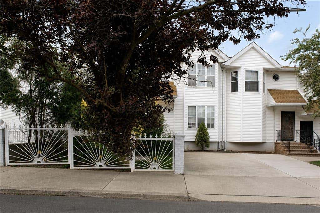 Photo of 110 Pendleton Place, Staten Island, NY 10301 (MLS # 503710)