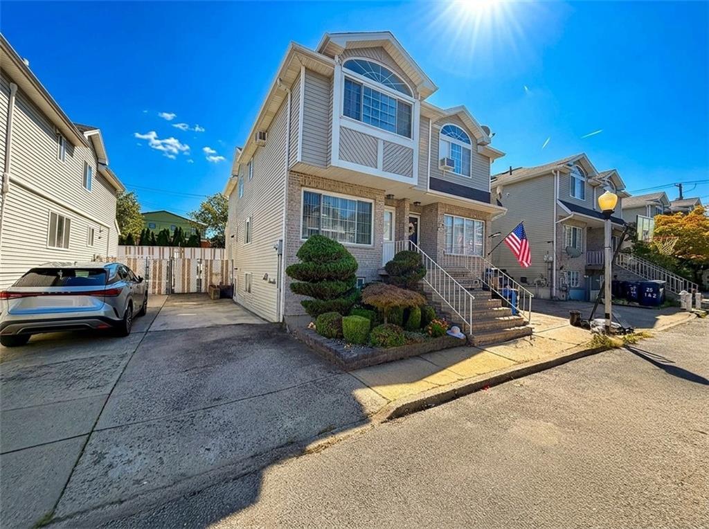 Photo of 25 LATOURETTE Lane, Staten Island, NY 10314 (MLS # 504621)
