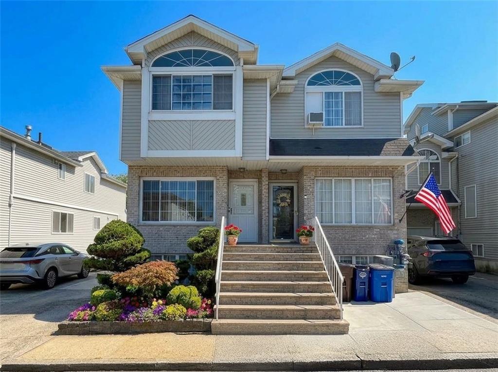 Photo of 25 LATOURETTE Lane, Staten Island, NY 10314 (MLS # 504621)