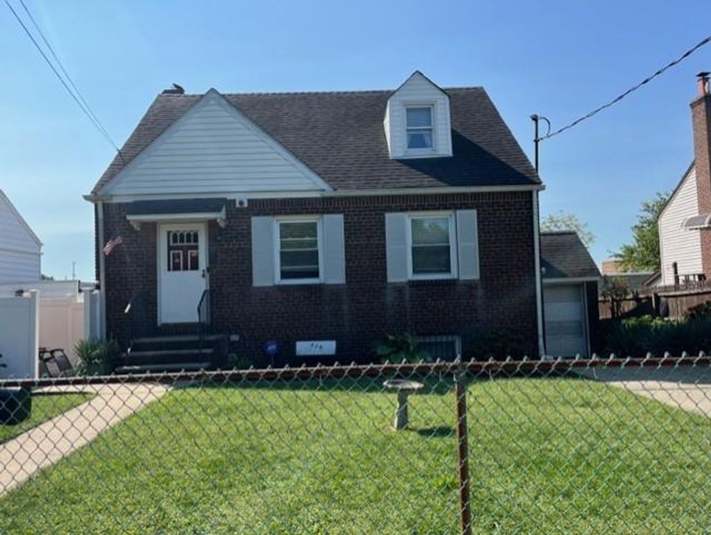 Photo of 424 Netherland Avenue, Staten Island, NY 10303 (MLS # 500701)