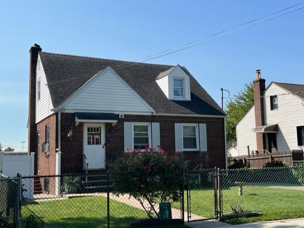 Photo of 424 Netherland Avenue, Staten Island, NY 10303 (MLS # 500701)