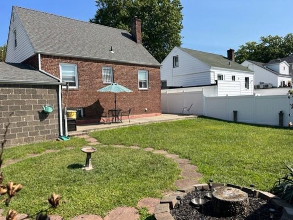 Photo of 424 Netherland Avenue, Staten Island, NY 10303 (MLS # 500701)