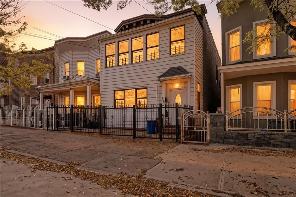 Photo of 1847 Bronxdale Avenue, Bronx, NY 10462 (MLS # 497455)