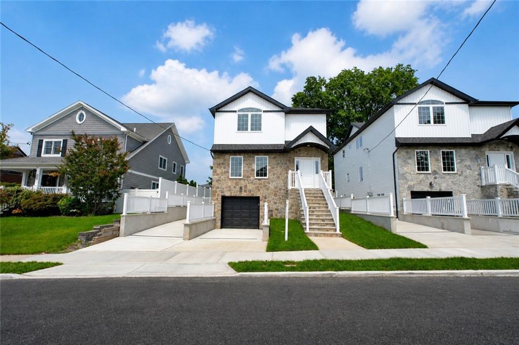Photo of 685 Oakland Avenue, Staten Island, NY 10310 (MLS # 504699)