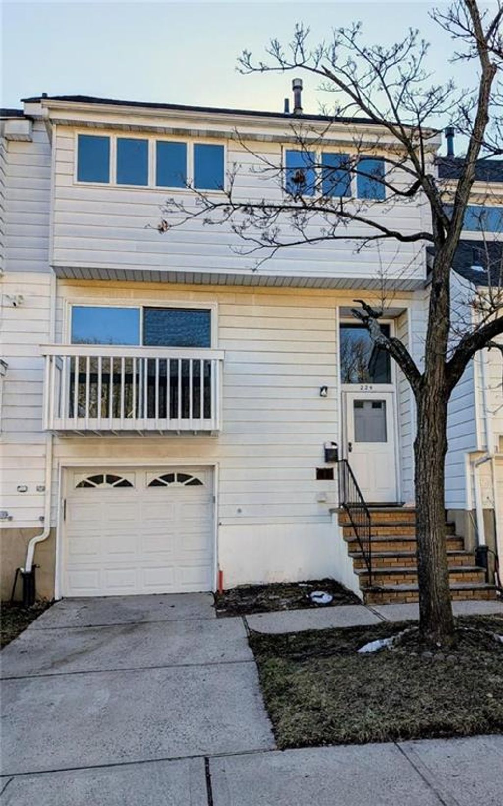 Photo of 224 Forest Green Grn, Staten Island, NY 10312 (MLS # 499481)
