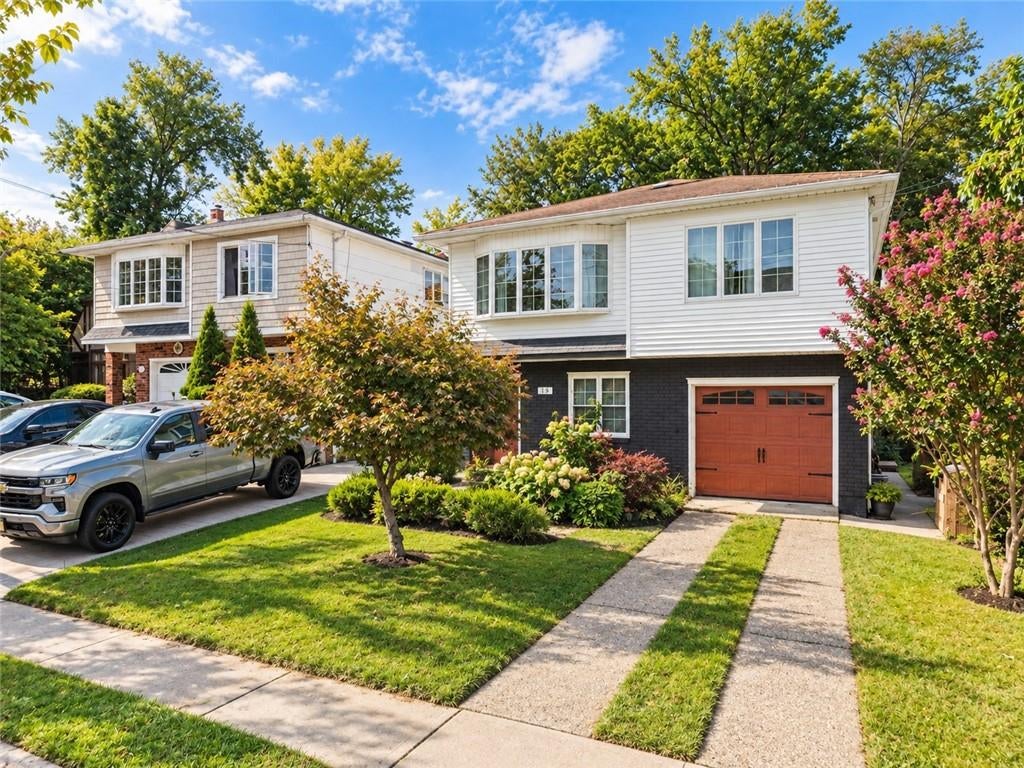 Photo of 11 Cottage Avenue, Staten Island, NY 10308 (MLS # 504730)