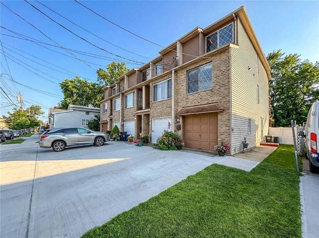 Photo of 140 Hett Avenue, Staten Island, NY 10306 (MLS # 498400)