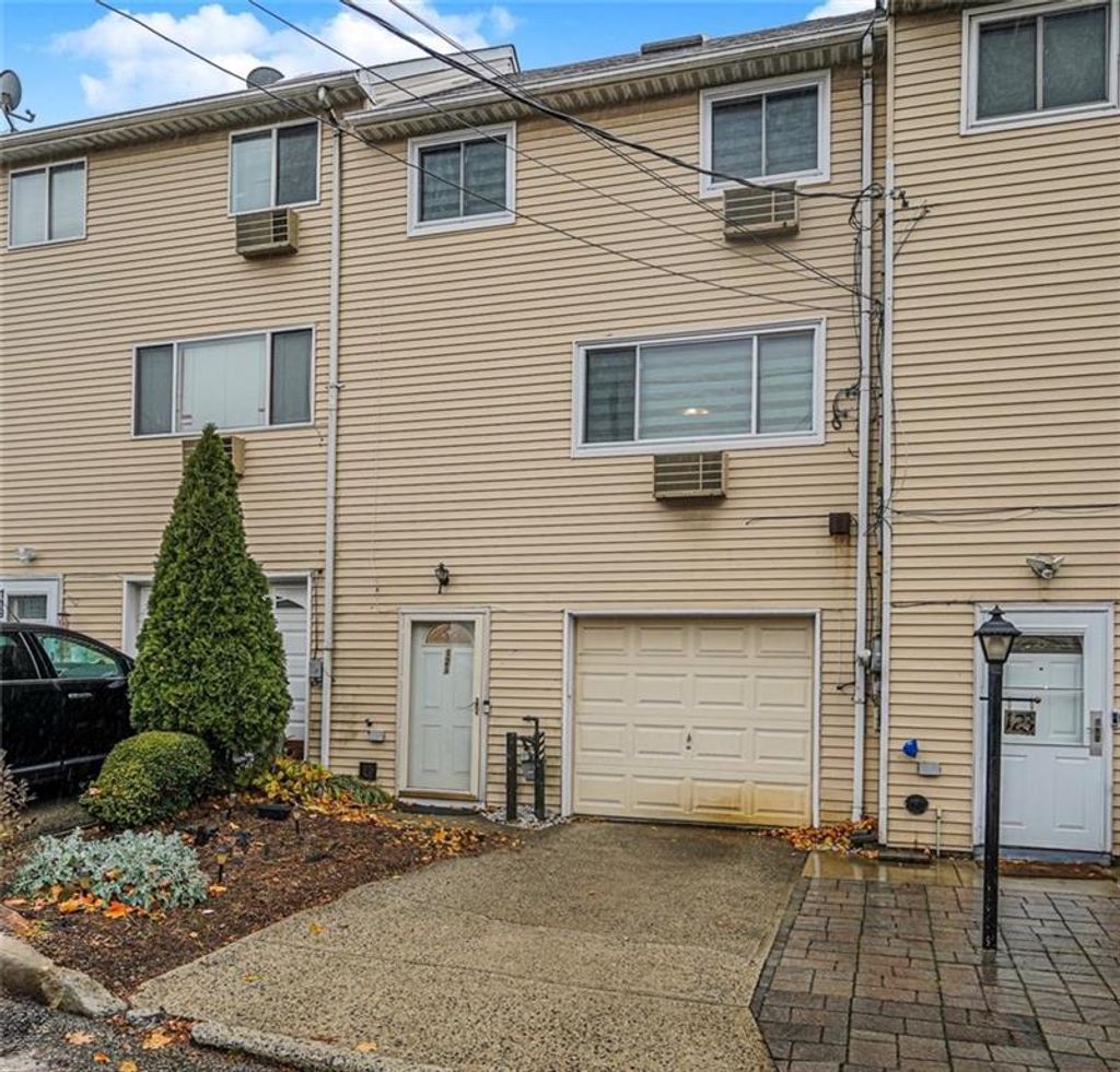 Photo of 121 Clark Lane, Staten Island, NY 10304 (MLS # 497840)