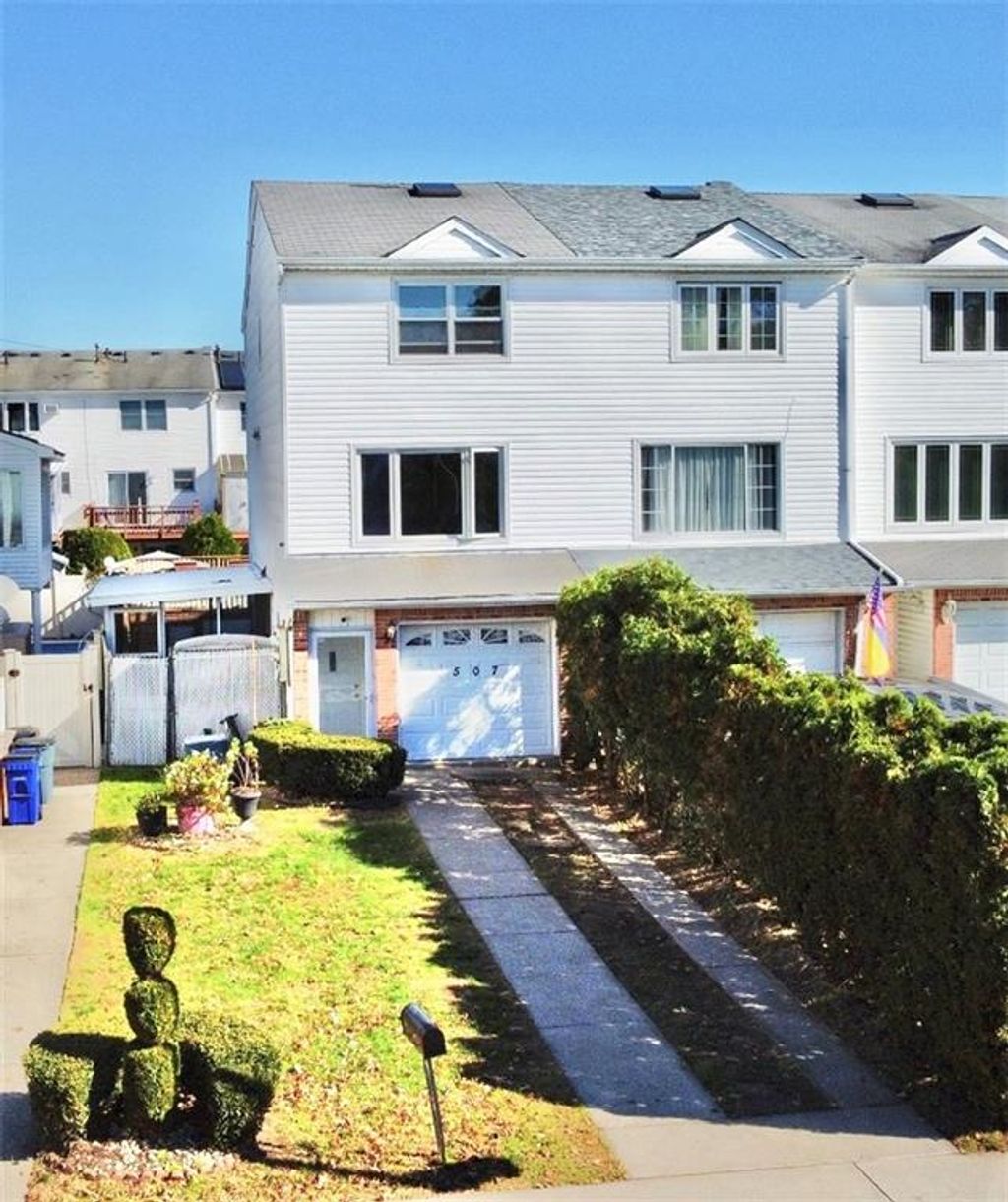 Photo of 507 Buel Avenue, Staten Island, NY 10305 (MLS # 497818)