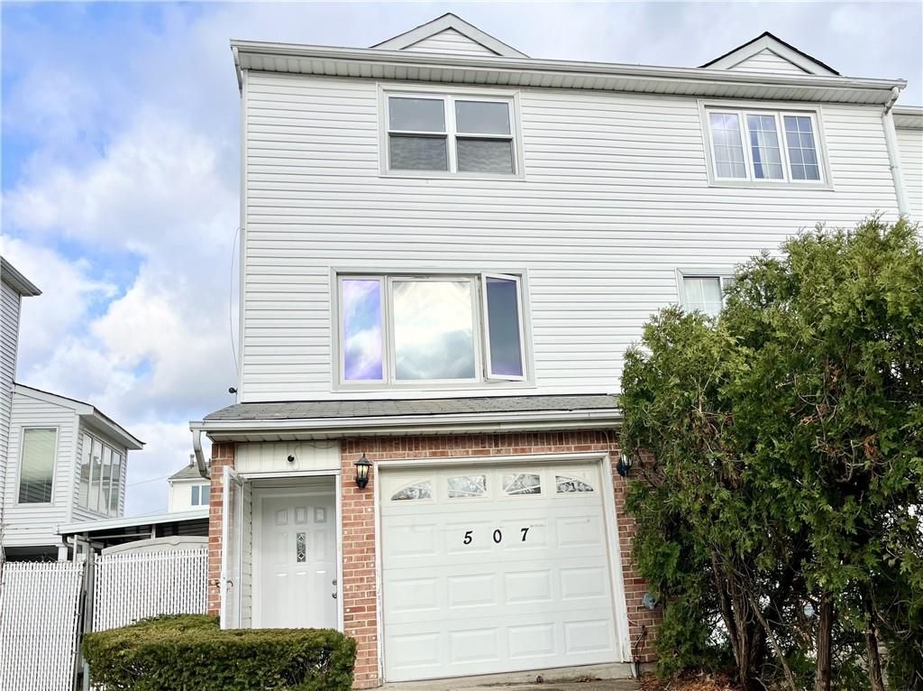 Photo of 507 Buel Avenue, Staten Island, NY 10305 (MLS # 497818)