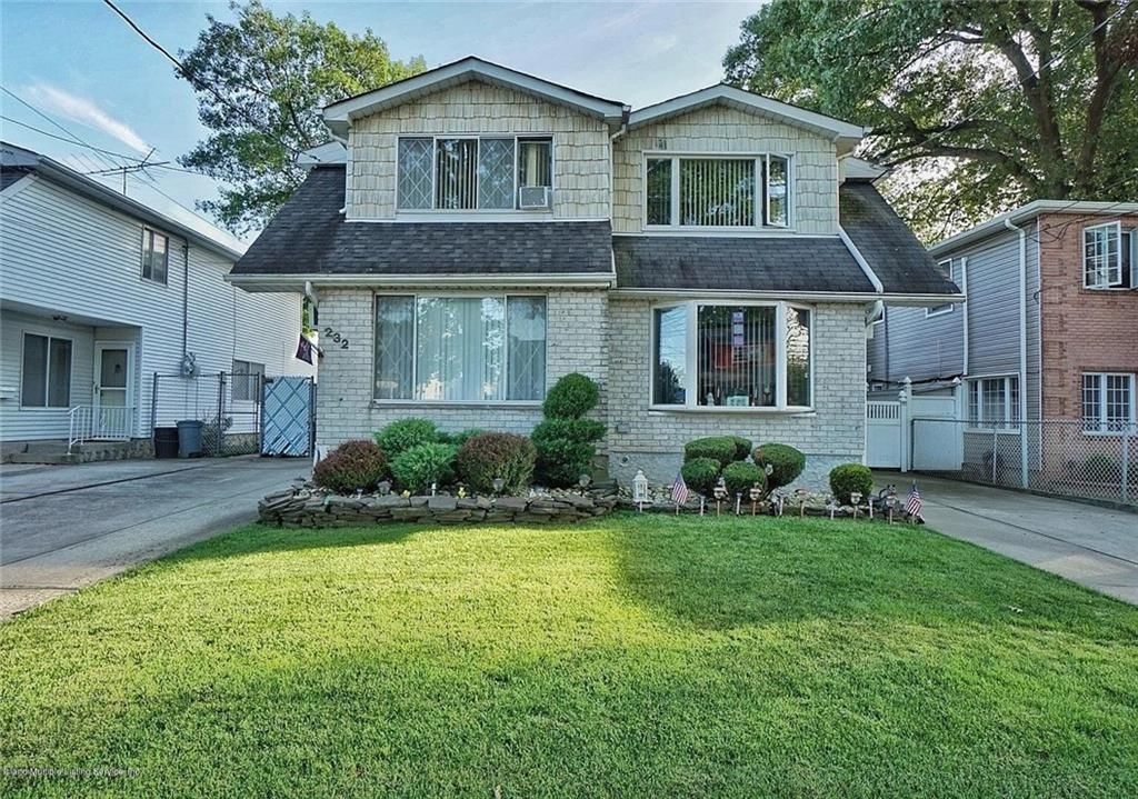 Photo of 232 Hunter Avenue, Staten Island, NY 10306 (MLS # 500328)