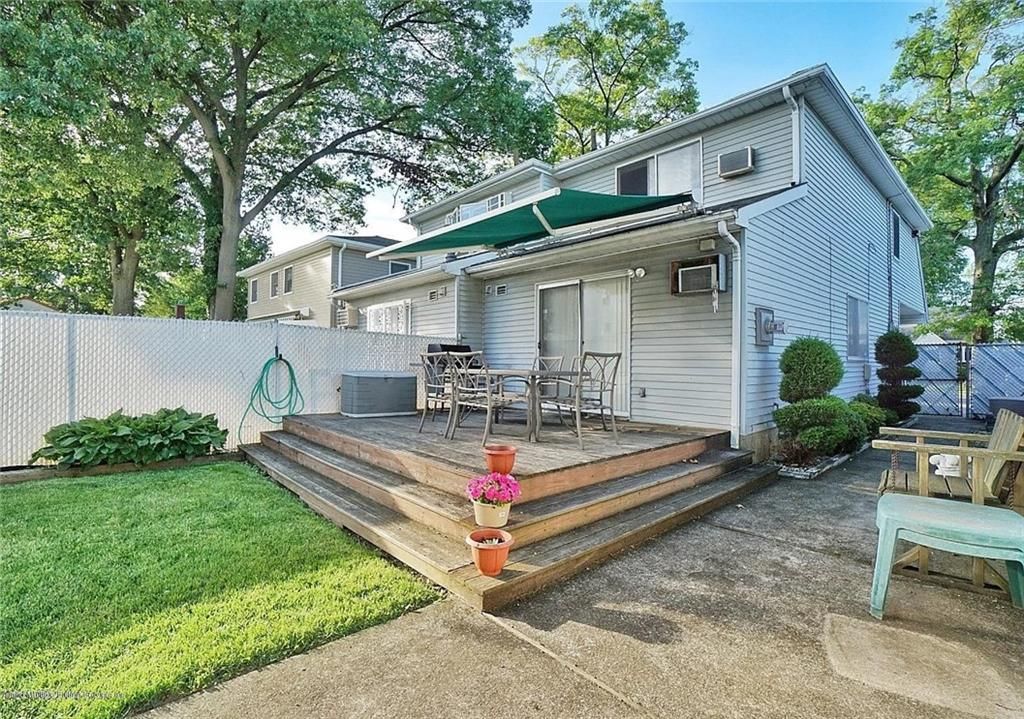 Photo of 232 Hunter Avenue, Staten Island, NY 10306 (MLS # 500328)