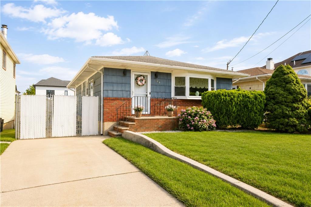 Photo of 944 Rensselaer Avenue, Staten Island, NY 10309 (MLS # 504677)