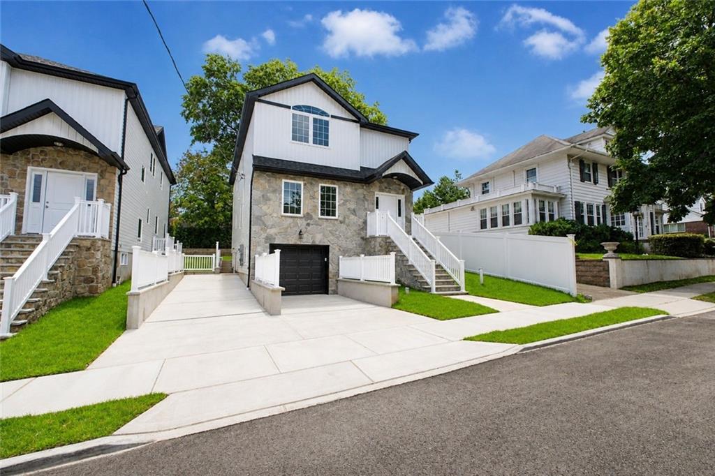 Photo of 689 Oakland Avenue, Staten Island, NY 10310 (MLS # 504884)
