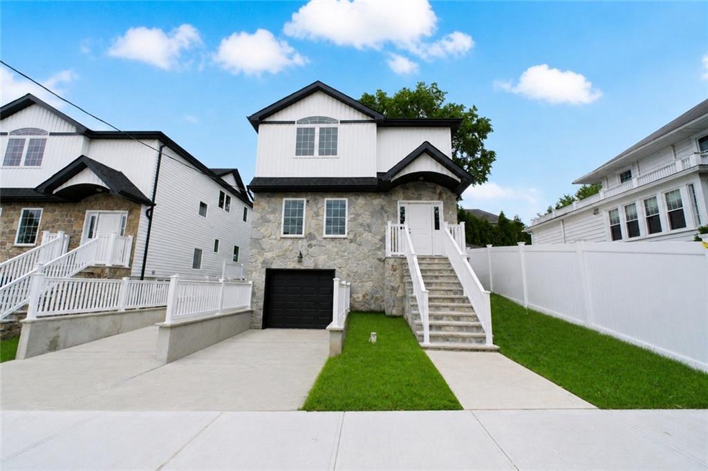 Photo of 689 Oakland Avenue, Staten Island, NY 10310 (MLS # 504884)